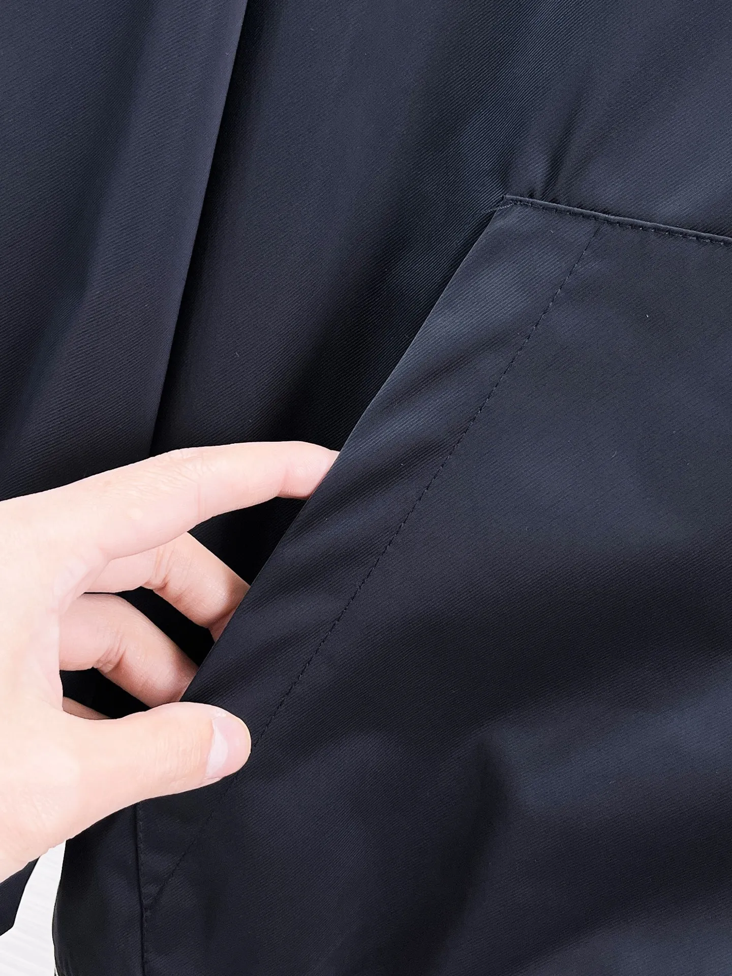 Armani official website Same Style, complete with three labels, on sale in advance. 2026 Autumn and Winter New Arrival men's jacket, Original with complete three labels, Premium version. Custom-made fabrics at the counter. Breathable, high comfort, impeccable details, brand element design concept, reflecting high quality. It feels delicate and soft, presents a casual cut, and has a great upper body shape. Sizes: M～3XL,